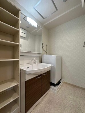 Bathtub, hair dryer, towels, soap - New 1Br Apt few minutes walk to Hondori District (Naka Ward, Hiroshima)
