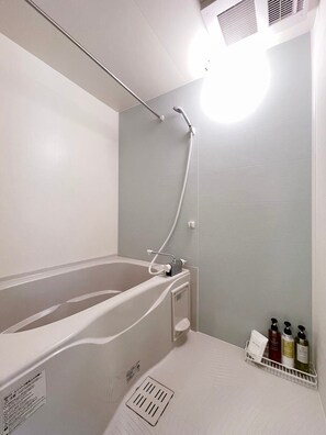 Badkar, hårtork, handdukar och tvål