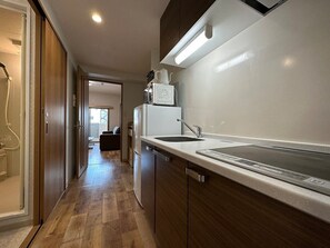 Kylskåp, mikrovågsugn, spishäll och vattenkokare