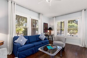 Smart-TV, Bücher, Stereoanlage