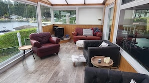 TV connectée, cheminée, livres