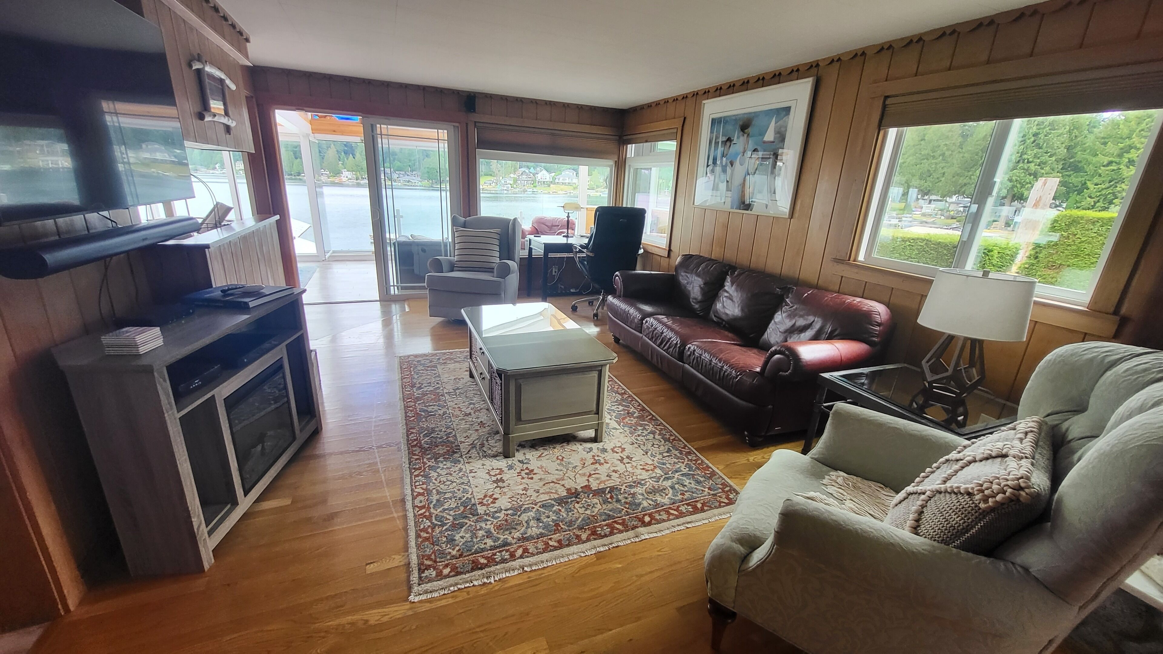 Smart-TV, Kamin, Bücher