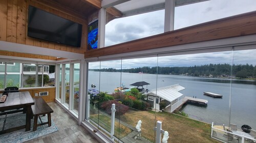 Lakefront House with dock and lots of toys!