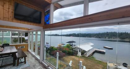 Lakefront House with dock and lots of toys!