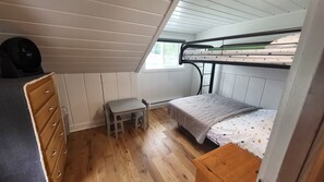 3 habitaciones, escritorio, tabla de planchar con plancha y wifi gratis