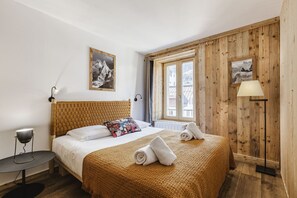1 habitación, tabla de planchar con plancha y cuna de viaje