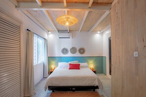 3 chambres, bureau, fer et planche à repasser, lit de bébé portatif