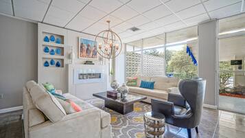 Smart-tv, pejs, bordtennisbord