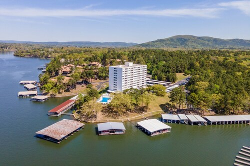 Lakefront Retreat: Updated Condo with Resort Amenities, Lake Views, Pool & Close to Hot Springs Fun!