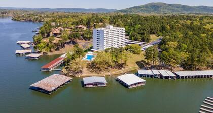 Lakefront Retreat: Updated Condo with Resort Amenities, Lake Views, Pool & Close to Hot Springs Fun!