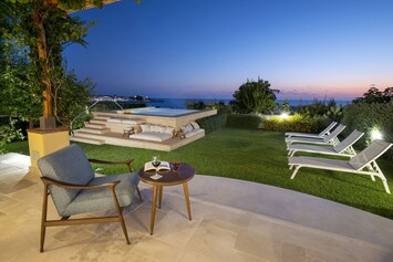 Piscina a sfioro al tramonto