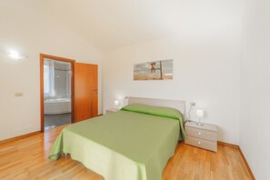 4 bedrooms, iron/ironing board, WiFi, bed sheets