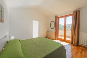 4 bedrooms, iron/ironing board, WiFi