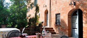 Antike Villa ideal für große Gruppen mit Schwimmbad und großen Park. Das Haus liegt etwas außerhalb