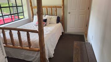 3 bedrooms, travel crib, WiFi, bed sheets
