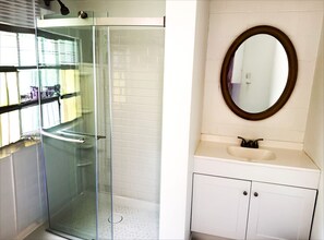 Regadera, secadora de cabello, toallas, jabón