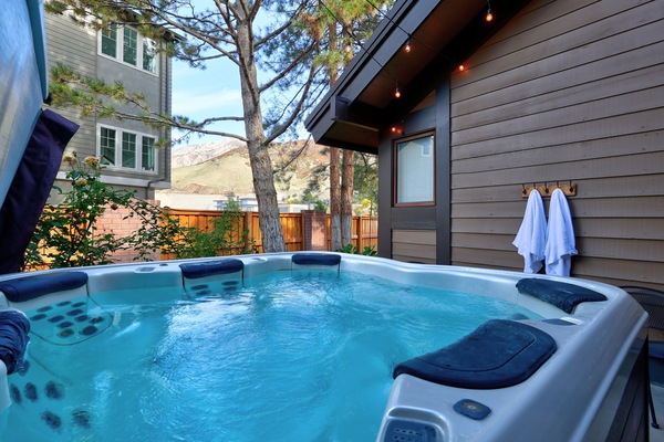 Banyera d'hidromassatge a l'aire lliure