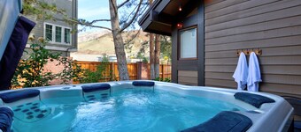 Perfect Ski Vacation - Large Condo with 4 Ensuite Bed/Bath w/ Hot Tub & Grill