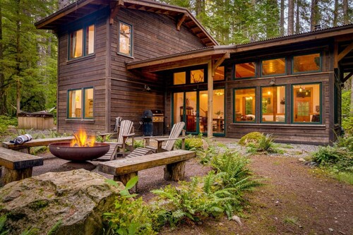 Magnificent Mountain Cabin on 5 Acres Next to Creek, Picturesque Outdoor Space, Hot Tub, Ping Pong