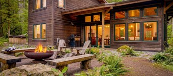 Magnificent Mountain Cabin on 5 Acres Next to Creek, Picturesque Outdoor Space, Hot Tub, Ping Pong
