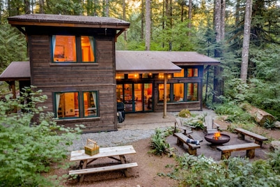 Magnificent Mountain Cabin on 5 Acres Next to Creek, Picturesque Outdoor Space, Hot Tub, Ping Pong
