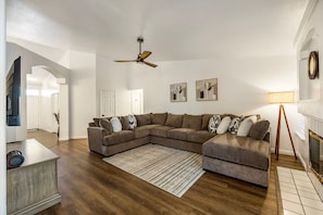 Smart TV, fireplace, stereo - Beautiful White House Retreat (Las Vegas)