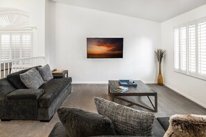 スマートテレビ、暖炉、ステレオ