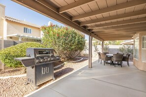 Outdoor dining - Beautiful White House Retreat (Las Vegas)