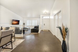 Smart TV, fireplace, stereo - Beautiful White House Retreat (Las Vegas)