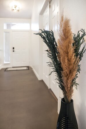 Interior - Beautiful White House Retreat (Las Vegas)