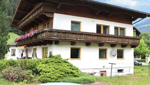 A two-story building with a balcony, wooden beams, and a white facade. - Spacious holiday apartment in Aschau (Aschau im Zillertal)