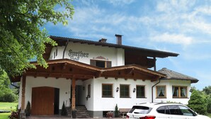 A two-story building with a sign reading "Further Hof". - Spacious holiday apartment in Aschau (Aschau im Zillertal)