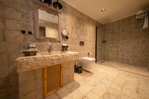 Ático | Baño | Albornoces, zapatillas y toallas