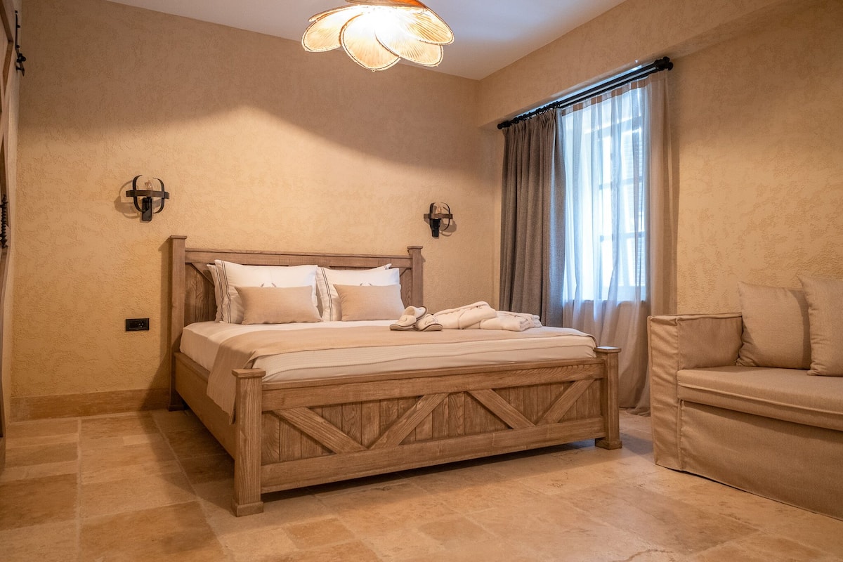 Suite | 1 habitación, caja de seguridad en la habitación y ropa de cama
