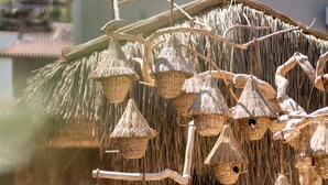 Una estructura con cestas tejidas colgantes, probablemente utilizada para fines decorativos o funcionales.