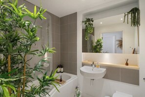 Bathtub, hair dryer, towels - Boho-Chic Apartment w/ Sea Views & Parking (Newquay)