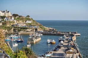 Marina - Boho-Chic Apartment w/ Sea Views & Parking (Newquay)