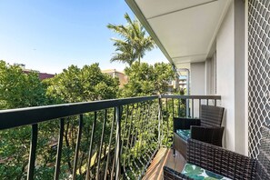Property grounds - Charming 3-bed Apartment near Local Shops (Nundah)