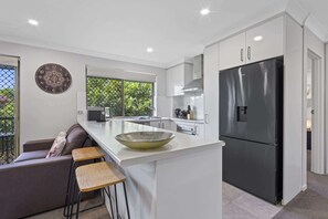 Fridge, microwave, oven, stovetop - Charming 3-bed Apartment near Local Shops (Nundah)
