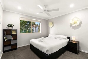 3 bedrooms, iron/ironing board, WiFi, bed sheets - Charming 3-bed Apartment near Local Shops (Nundah)