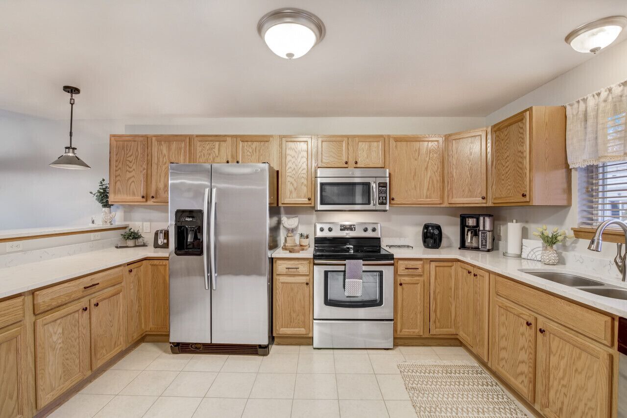 Coffee/tea maker, fridge, microwave, oven