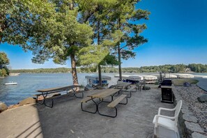Un espace de pique-nique au bord du lac, équipé de tables de pique-nique, d’un barbecue et de coins repas abrités.