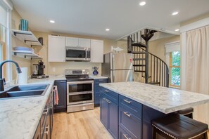 Fridge, microwave, oven, stovetop - Firstmate by Rocky Coast Rentals (Boothbay Harbor)