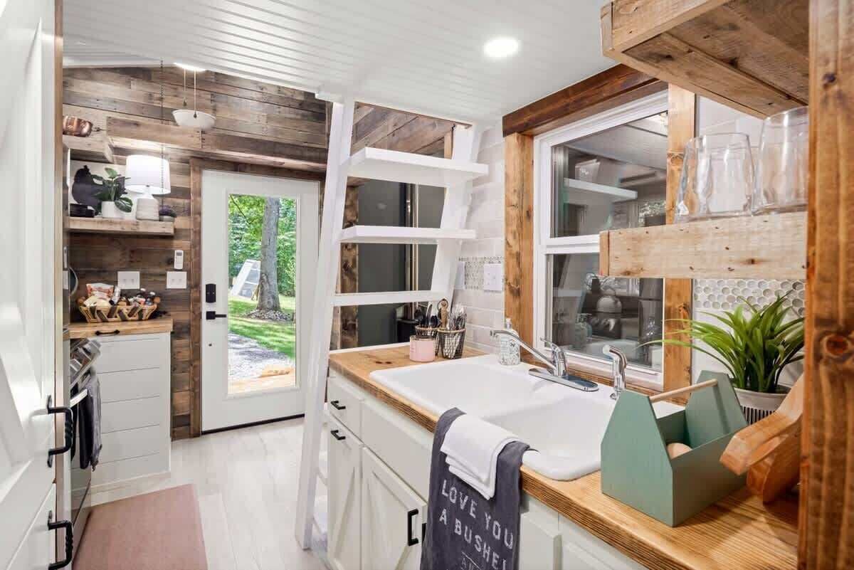 Fridge, oven, stovetop, coffee/tea maker