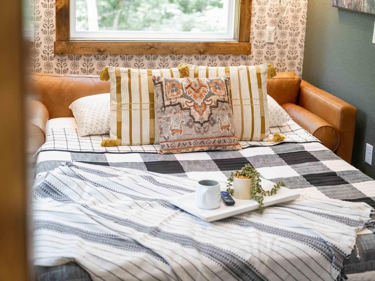 1 bedroom, desk, WiFi, bed sheets