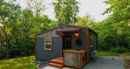 Secluded Woodland Cabin | Eggs & Clawfoot Tub