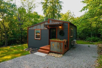 Secluded Woodland Cabin | Eggs & Clawfoot Tub