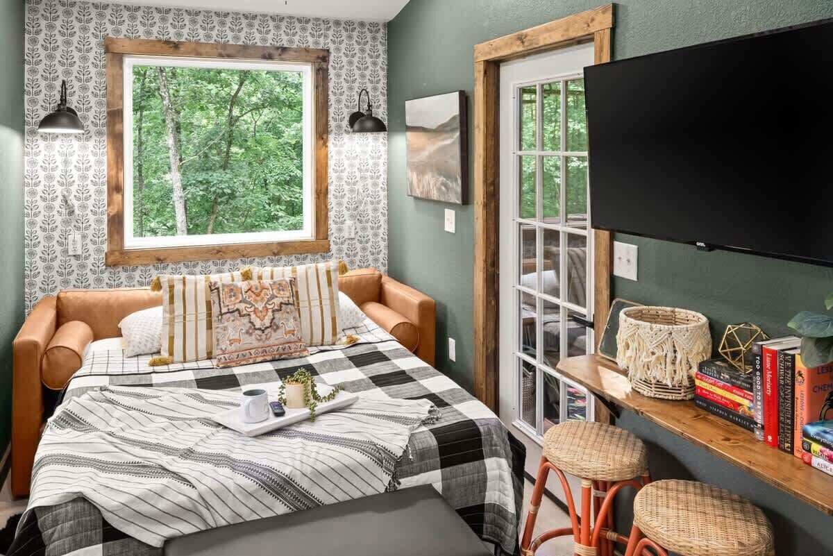 1 bedroom, desk, WiFi, bed sheets