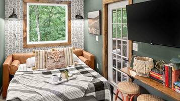 1 bedroom, desk, WiFi, bed sheets