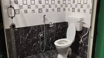 Deluxe Studio | Bathroom | Shower, towels